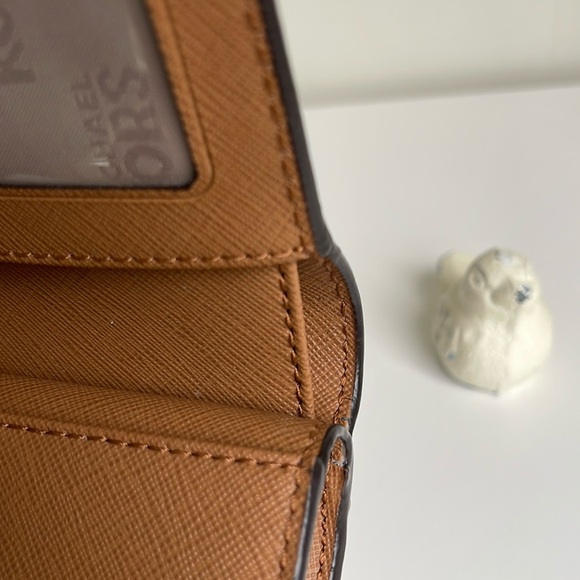 Micheal Kors Jet Set Wallet - Picture 12 of 16